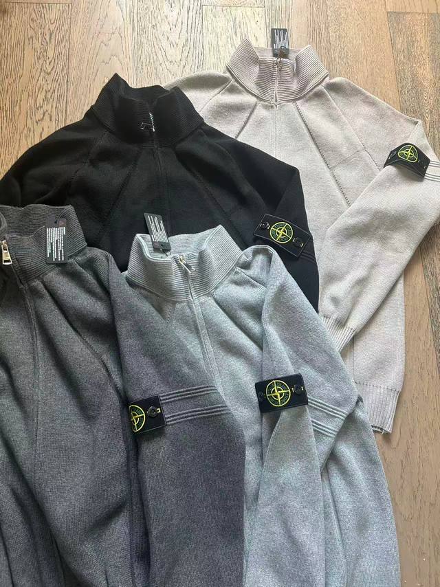 上新 Stone Island 石头岛经典基础款高街风袖臂徽章Logo立领针织外套，男女同款，经典百搭永不过时系列，绝佳秋季出行穿搭必备百搭单品 原版面料 针织