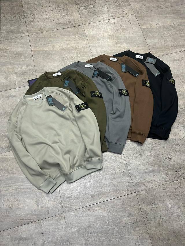 上新 石头岛25Ss秋冬季新款袖臂徽章刺绣Logo加绒卫衣，经典百搭永不过时系列，绝佳秋冬出行穿搭必备百搭单品 高版本货-全部专柜加绒加厚面料 散发出简洁大气的