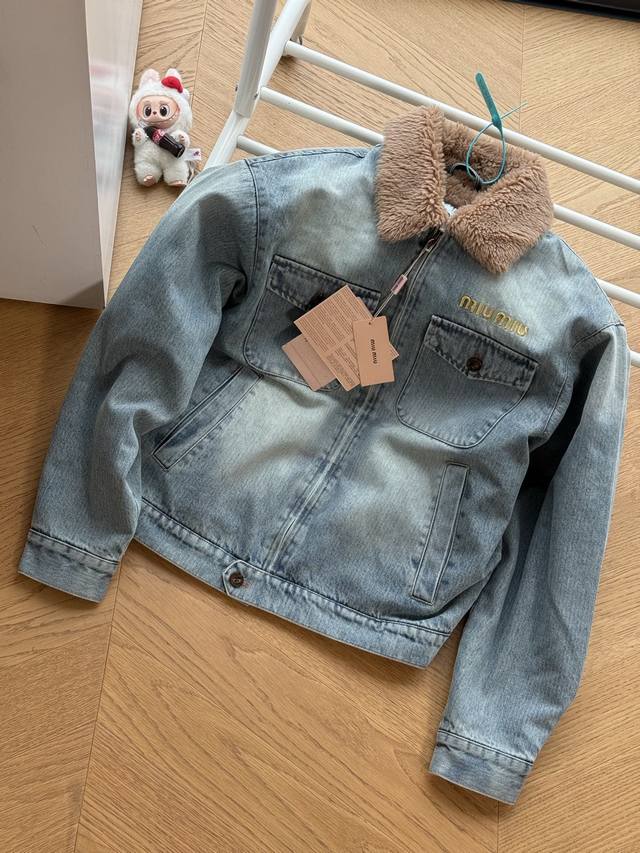 供 Miu Miu缪缪 羊羔毛水洗刺绣标志夹克牛仔外套男女同款 S~Xl 代购在售2W，原版购入开发，定制超厚羊羔毛内里，保暖度完爆羽绒服，胸口金线刺绣Logo