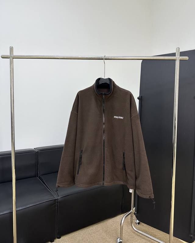 Mi*缪秋冬刺绣徽标摇粒绒拉链开衫外套 今年秋冬的大爆款，老干部风～永远走在时尚的最前沿，男女同款 接近400G摇粒绒，很厚实的，一件过冬妥妥的，胸口饰以饱满刺