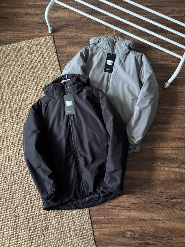 25露露Sojourn系列p棉轻量化连帽通勤款防风棉衣，线上1000+，金标p棉，保暖性是羽绒的2倍，不信试试就知道，轻盈聚热，防风抗水，排湿透气，蓬松有型不臃