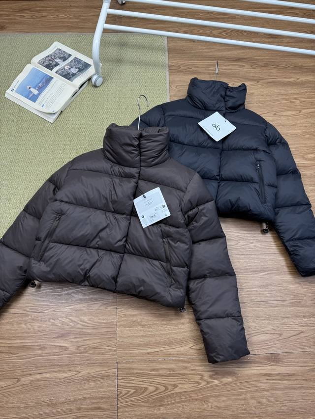 Alo Yoga 肯豆短款纯色立领棉服 选用小颗粒珍珠棉，水洗不成坨，蓬松度高，保暖性强，短款设计超显比例，小个子闭眼入，下摆定制抽绳，猪鼻扣，后背定制反光Lo