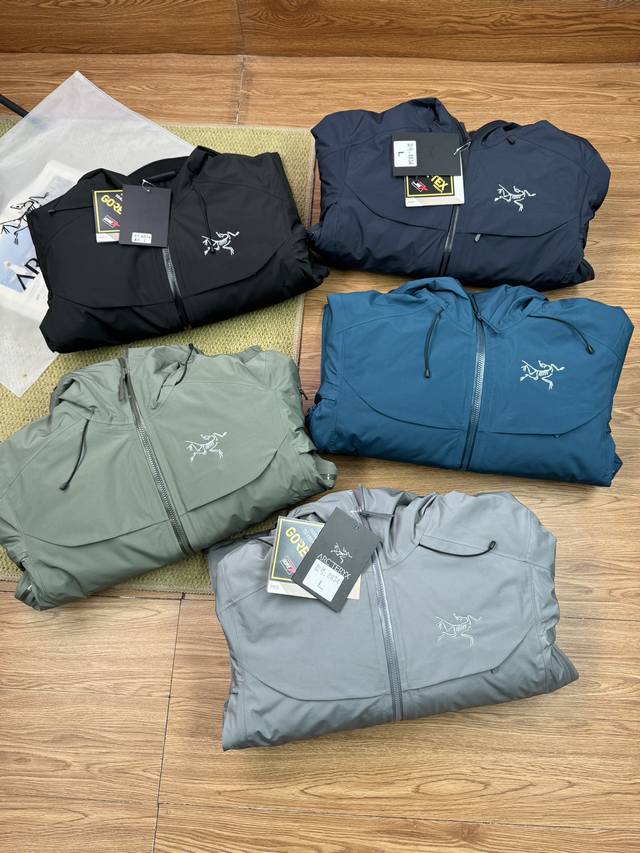 细节图# 三合一 Arc'teryx始祖鸟男女经典款户外三合一羽绒冲锋衣~ 重磅秋冬新款来袭，24年秋冬新款Arc'teryx 始祖鸟两件套冲锋衣，羽绒内胆！