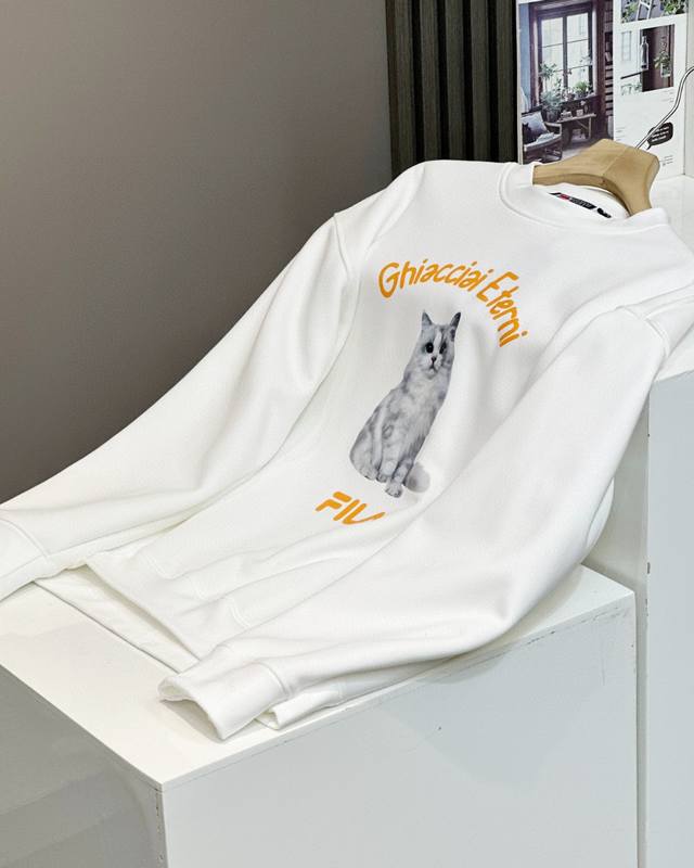 细节图 Fila斐乐高圆圆同款猫猫卫衣最新款套头银狐绒圆领卫衣休闲情侣款 顶级版本 尺码：S~Xl 颜色：黑色、白色 细节版本1:1复刻 重磅专柜最新款！走一波