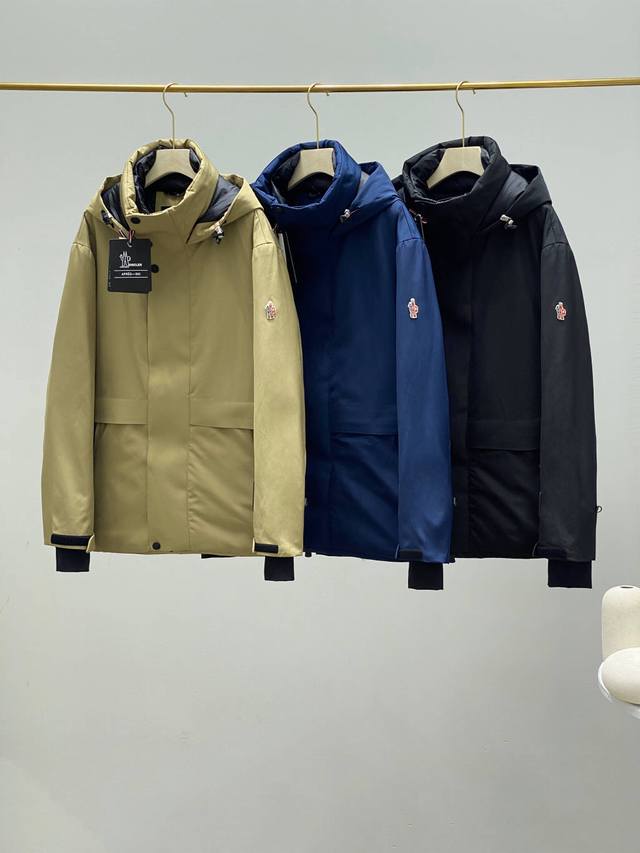Moncler 盟可睐 连帽户外中长款羽绒服外套， 连帽设计防冬防雪更暖和。 原版订制防风防水压胶客供聚酯纤维镀层面料， 高门襟魔术贴内置拉链防寒系数更强， 袖