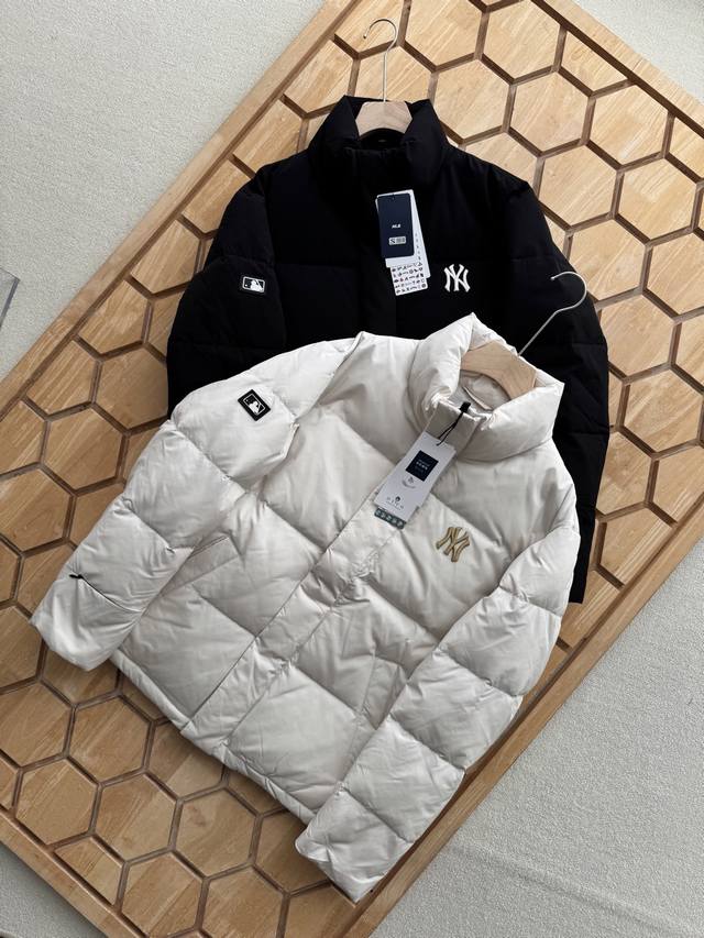 韩版Mlb背后Ny大印花立领羽绒服情侣款冬季外套 正面胸前简约Ny小刺绣搭配背面Ny镂空大印花设计 右袖处大联盟小皮标 整体风格简约有型不失设计感 定制Logo