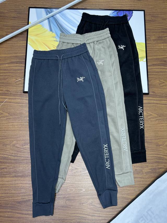 始祖鸟新款三色束腿裤始祖鸟升级版4代情侣防风休闲束脚长裤，加厚超暖一体绒卫裤，纯纯高科技好看不臃肿 ，面料采用：高科技纳米绒，超级柔软 冬季一条就够了 男女同款