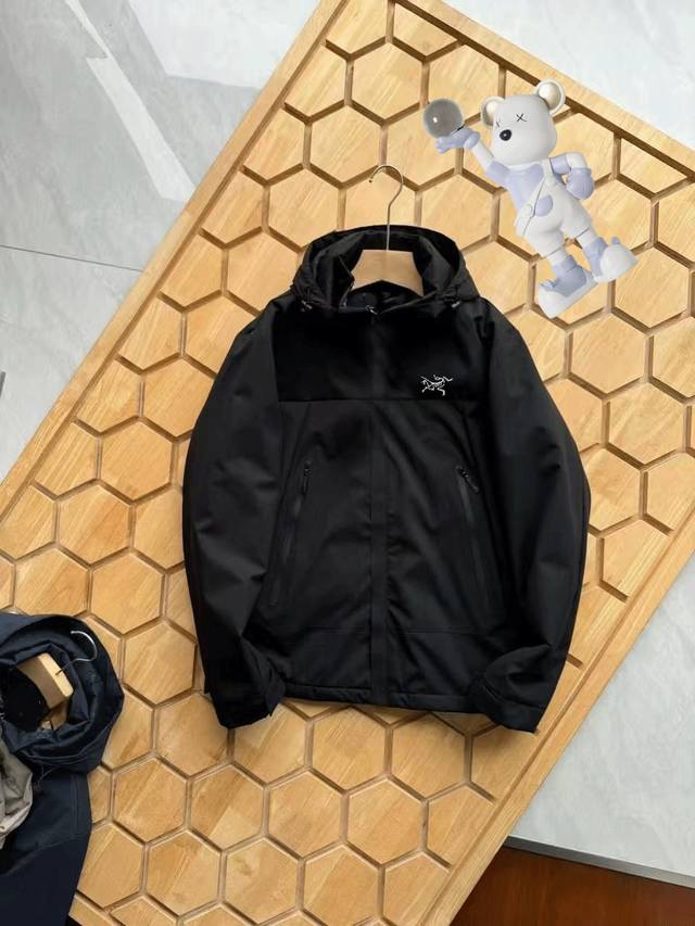 Arc'teryx 始祖鸟冬季情侣款连帽棉衣外套！ 超强福利跑量新款 鸟家户外情侣款连帽加厚羽绒棉衣外套！ 连帽设计，帽子可拆卸！ 简约大方的羽绒棉衣外套 超轻