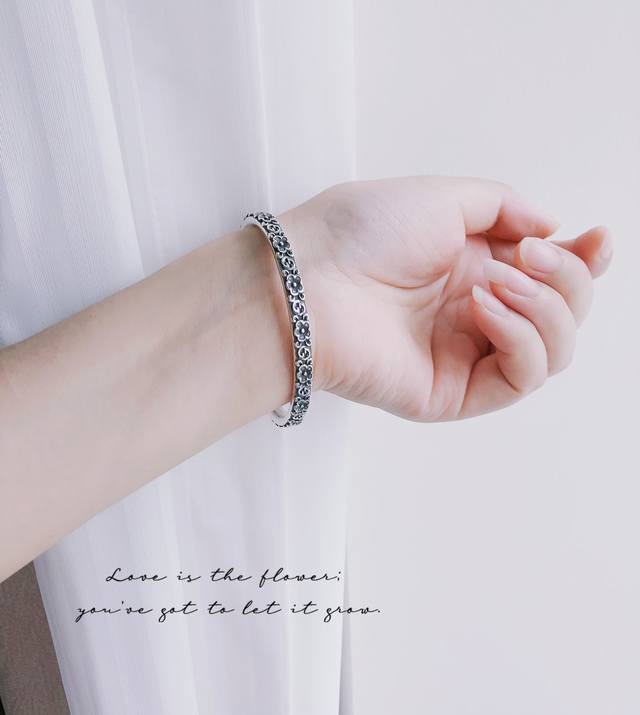 实拍情侣款 Gucci古驰Cosmogonie雕刻开口手镯 雕刻花卉结合经典Logo 立体感超强 复古的设计风格 精美呈现 每一个细节都很完美 既简约又大气 开