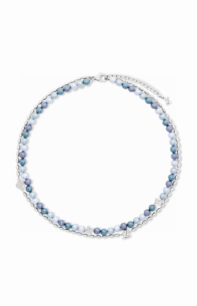 Lv路易威登彩蓝珍珠项链 配全套包装 本款 pearls Fusion 项链以纤细链环和雅致珠饰演绎双链设计，将精巧品牌字母坠于可调节钩扣之下，可轻松点亮休闲或