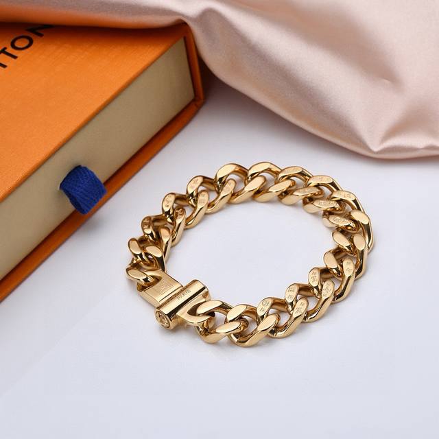 Lv路易威登磁扣钢手链 男子汉必备 图案错落有致，匠心雕琢超大链条，演绎细腻与大胆的对比，链条元素 在金色光芒中愈发耀目 精致细节共同完善此款匠心之作 316精