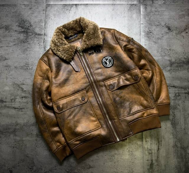 Lv 机车复古皮衣限定重磅情侣外套 面料采用鹿皮绒 内里加绒面料 面料柔软 刺绣立体饱满 品质超赞 绝对不起球 不缩水 品质保证 情侣款