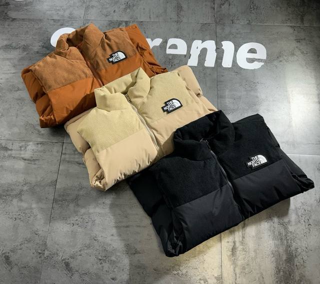 北面 2025Ss秋新款棒球领纯色加厚羽绒棉无袖马甲外套。 3色拼接纯色羽绒棉马甲，领口和下摆处采用经典棒球服元素设计，胸前刺绣印花设计，简约又不简单。 美版O