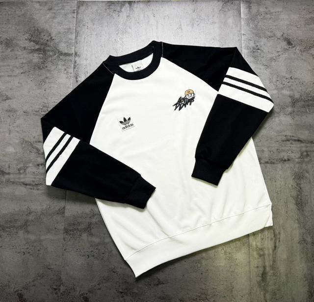 三叶草字母2025系列秋季新品系列情侣卫衣 面料采用华棉材质 手感舒适 不褪色 手感 品质一流 顶级品质 随意搓洗不开裂 不褪色 万针刺绣Logo 品质一流 激