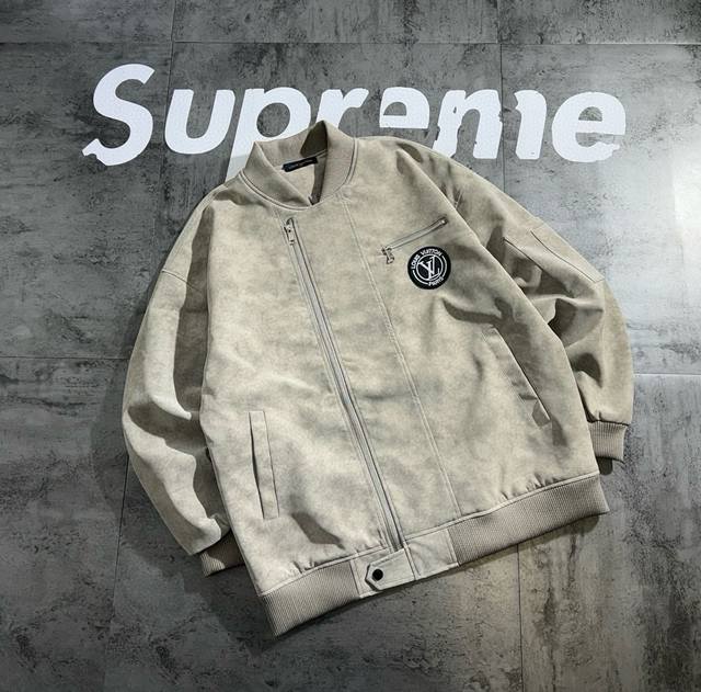 Lv简约百搭系列 皮标情侣夹克 面料采用皮质材质 版型立体 硬挺 上身效果非常好 原版品质 随意搓洗不褪色不起球 万针贴布绣技术 仿皮贴布绣超高密度刺绣 工整立