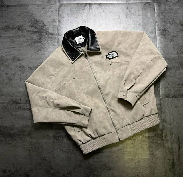 北面双领子 特色裁剪拼接皮质材质 立领夹克款皮衣拼接外套 袖口下摆配同色螺纹搭配非常有质感，优雅中带着高级，质感丰富，立体裁剪，适合各式场合，定制电镀拉丝做旧五