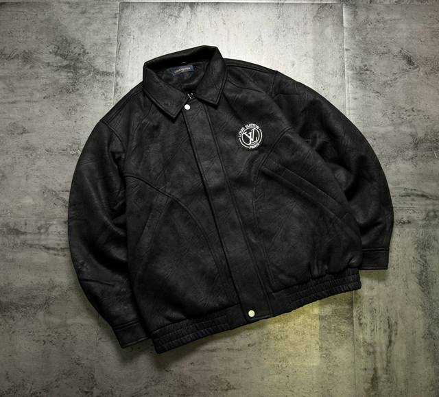 Lv百搭复古做旧纹理限定重磅机车翻领情侣外套 面料采用鹿皮绒面料 透气 抗皱 刺绣立体饱满 品质超赞 绝对不起球 不缩水 品质保证 情侣款