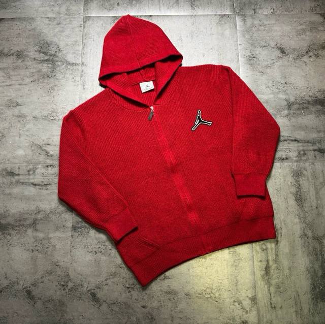 乔丹联名限定情侣加厚针织毛衣 超高密度针织毛衣面料 保暖 弹力大 不起球 不缩水 定色定染设计 原版品质 万针刺绣Logo 工艺 激光切割技术 原版定制 立体工