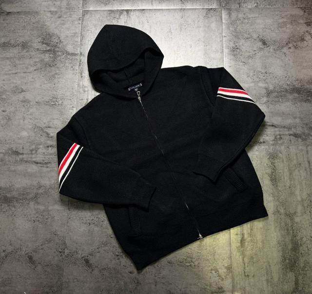 Tommy联名限定情侣加厚针织毛衣外套 超高密度针织毛衣面料 保暖 弹力大 不起球 不缩水 定色定染哥特花纹图案设计 原版品质 万针刺绣Logo 工艺 激光切割