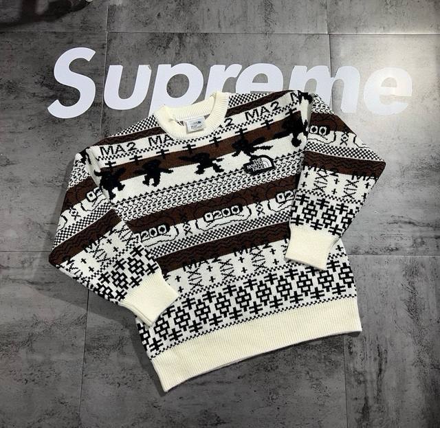 北面符号限定三色情侣圆领加厚针织毛衣 超高密度针织毛衣面料 保暖 弹力大 不起球 不缩水 定色定染哥特花纹图案设计 原版品质 万针刺绣Logo 工艺 激光切割技