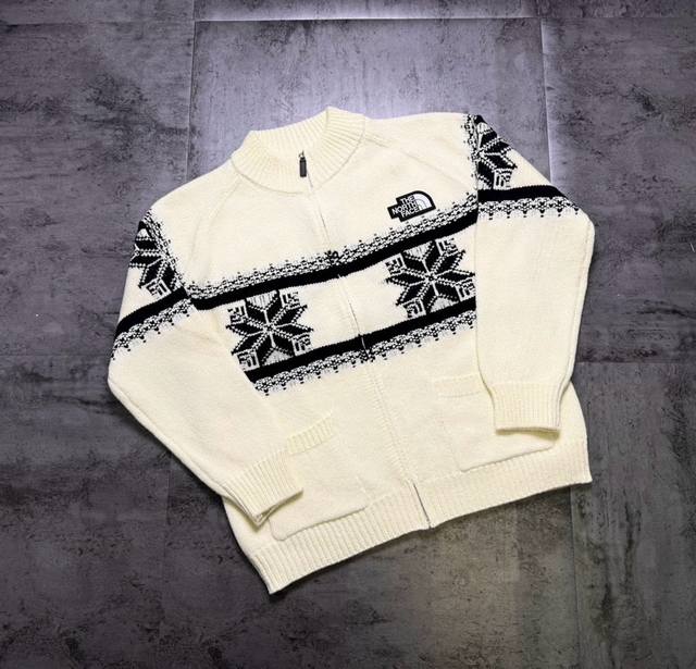 北面腰果花限定情侣开衫针织毛衣 超高密度针织毛衣面料 保暖 弹力大 不起球 不缩水 定色定染哥特花纹图案设计 原版品质 万针刺绣Logo 工艺 激光切割技术 原