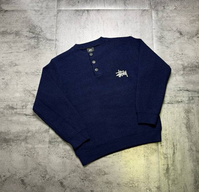 斯图西限定情侣圆领针织毛衣 超高密度针织毛衣面料 保暖 弹力大 不起球 不缩水 定色定染哥特花纹图案设计 原版品质 万针刺绣Logo 工艺 激光切割技术 原版定