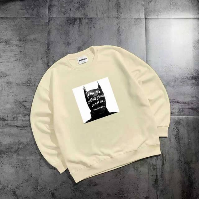 新款上架 银狐绒100 巴黎世家系列基础情侣圆领卫衣 面料采用健康布面料柔软舒适细腻 透气 抗皱 高清数码直喷印花工艺 颜色清晰 情侣款