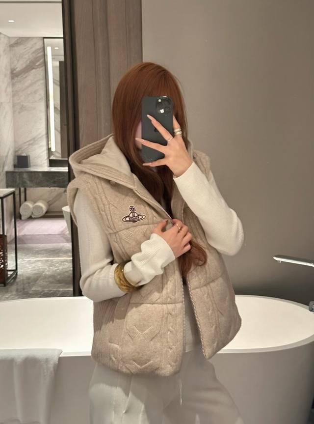 上新 西太后 土星羽绒连帽马甲～ 红标限定 今年爆款的温柔色系 上身高级好看 奶茶色系好慵懒 内里充绒保暖舒适 百搭很有氛围感的一款 颜色：杏色 尺码：见尾图