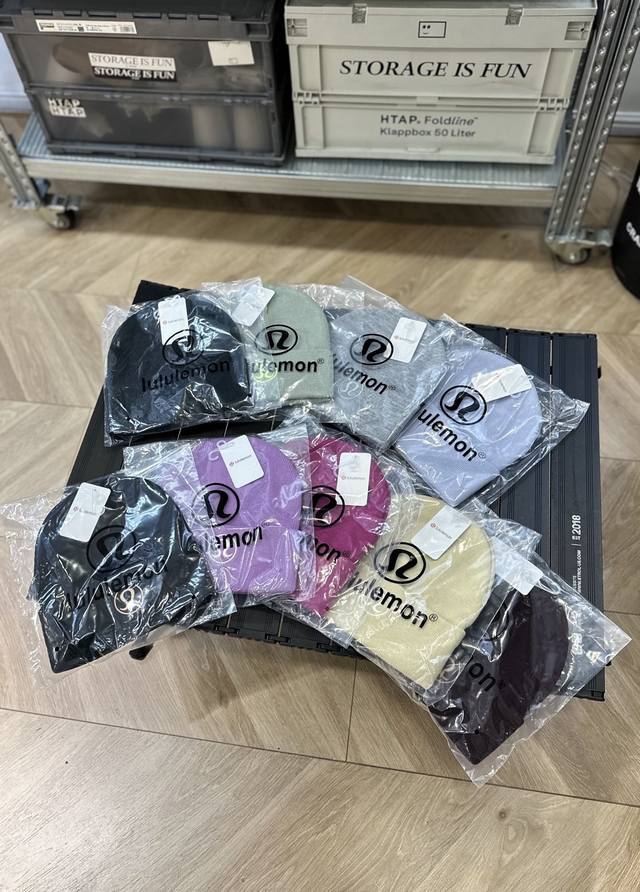 调色盘Lululemon Warm Revelation毛线帽冷帽 Color：黑色黑标 黑色金标 蒸馏咖啡 石板灰 音速粉 丝绒紫 薰衣草 卡普里黄 鼠尾草绿