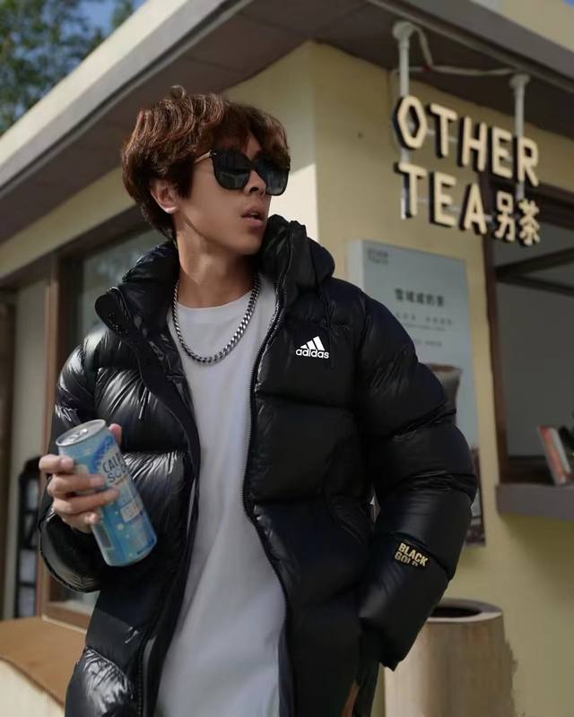 重磅推荐阿迪达斯Adidas新款黑金羽绒服连帽男女情侣款 帽子脱卸 90鸭绒+热反射！ 黑金羽绒服内有热反射拼接能够有效降低热能消失这种银离子特殊保温面料 在这
