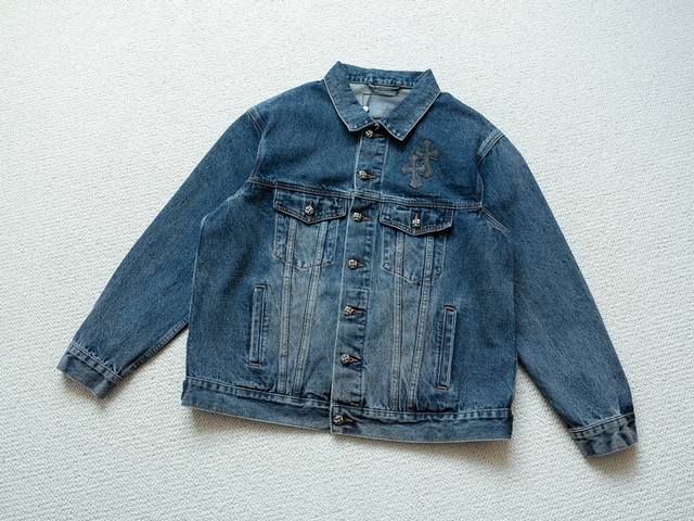 顶配牛仔衣 克罗心 Chrome Hearts 25S S 满印黑色十字架双口袋马蹄牛仔衣外套 货号 : 3017 颜色：牛仔蓝 尺码：S M L Xl 尺寸推