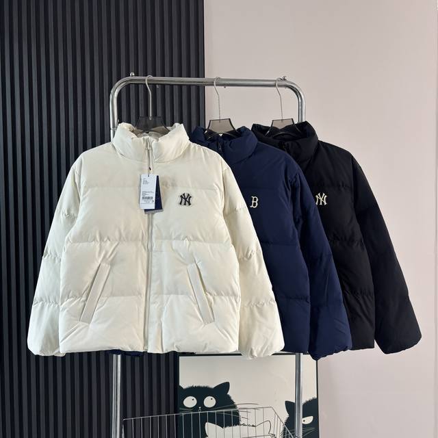 Mlb洋基队防水防泼水男女羽绒服 张凌赫同款 设计细节拉满，立领款很显精神，面料带点微光泽，在光线下质感绝了。 胸前刺绣标质感又有辨识度，简约款不单调 重磅推出