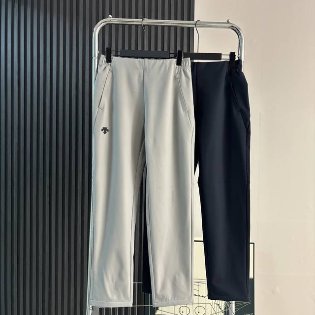 供 迪桑特Descente软壳加绒户外直筒冲锋裤 工艺：无缝拉链口袋，腰部后面松紧抽绳设计 专业版型！3D立体印花Logo，立体裆位剪裁大幅减少拉扯感180°纵