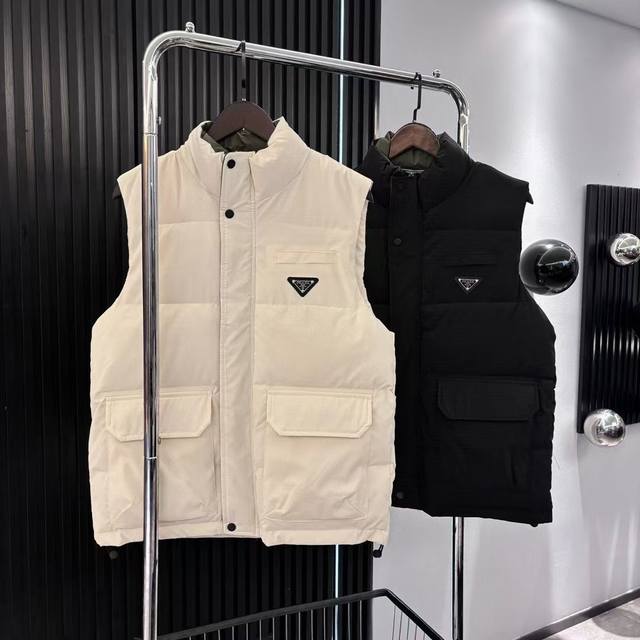 prada普拉达秋冬季立领户外pu皮棉马甲 高品质马甲 百搭款 日常休闲 随意搭配 都是无可挑剔 经典款式 百搭而不会过时，款型简约而不简单 采优填充 非常严格