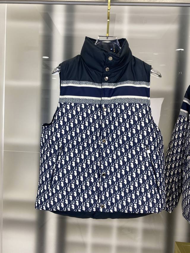 顶级版本 Dior 迪奥22Fw满印提花双面羽绒马甲 我们统一选择使用Mcgs机器填充，针对每个裁片的充绒数量，羽绒搅动的蓬松度，羽绒内胆900密度双层胆布附带