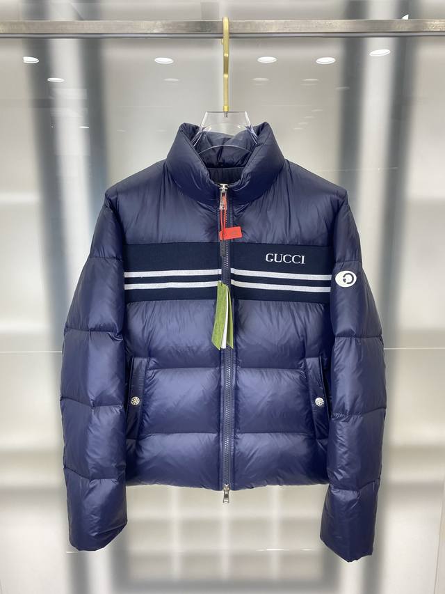 Gucci 2025最新款时尚设计师款羽绒外套古驰立领羽绒服，冬季顶级爆款款轻奢羽绒服，爆款羽绒服，胸口字母Logo刺绣设计，90#白鹅绒填充，细节显工艺足够的