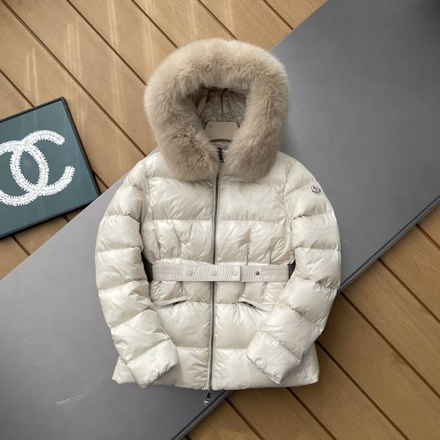 专柜还原顶级复刻版 Moncle蒙口Celac短款羽绒夹克 Celac短款羽绒夹克采用漆面尼龙制成，具有女性化修身廓形。可拆卸毛领设计时尚合成材料帽边，对比色金