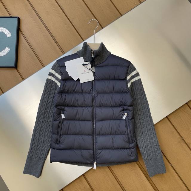 专柜还原顶级复刻版 只做原版｜盟可睐 蒙口新款羊毛拼接2.0 短款羽绒服 蒙口针织拼接学院风羽绒服 国标90纯白鹅绒羊毛袖。市面独家使用顶级羽绒，原代加工厂p出