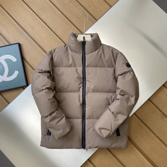 专柜还原顶级复刻版 只做原版轻Moncler 盟可睐 蒙口Besbre立领羽绒服。出口意大利的尾货！欧标90绒白鸭绒！单件充绒200G+蓬松饱满！保暖性十足！采