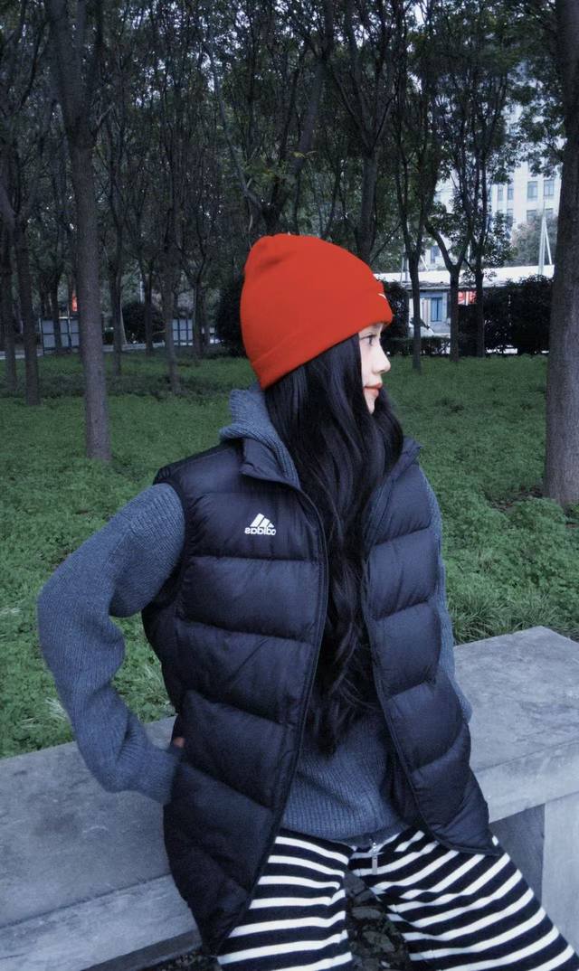 阿迪Adidas 百搭棉服马甲 一件马甲是秋冬穿搭层次感的神！！！ 秋冬天的轻户外穿搭来喽 颜值真的绝绝子 叠穿卫衣很有层次感 百搭的黑灰拼色轻松不费力 马甲是