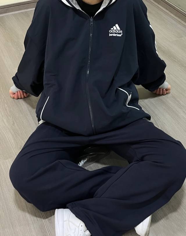 阿迪达斯双面穿日系休闲连帽开衫双面穿夹克外套男女情侣款秋季新款条纹装饰 此款为双面穿+织条拼接+一面速干材质一面纯棉面料透气隔层舒适！ 厚实 立体有型无多余线头