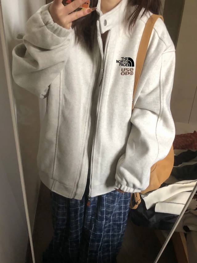 北面字母潮牌毛呢立领夹克男秋美式复古字母刺绣工装外套高街百搭情侣上衣 这款我真的呕心沥血之作 因为光他的面料我都找了100家面料行 可把我累坏了！这款面料采用最