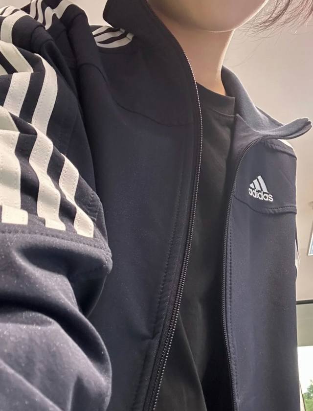 Adidas阿迪达斯 Qq糖同款立领亚洲版立领三条杠夹克外套情侣款外套 加厚梭织面料 立体有型 超帅！ 经典情侣外套 细节在线，随意对比！专柜定色定染 同款藏蓝