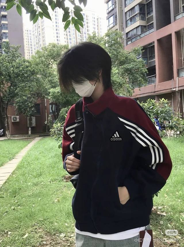新款阿迪达斯Adidas美式拼色藏青色三条杠开衫卫衣情侣穿搭美式潮牌复古休闲立领拉链夹克秋 采用刺绣工艺Loog 搭配藏青色拼红拼接撞色高品质织带编织而成 采用