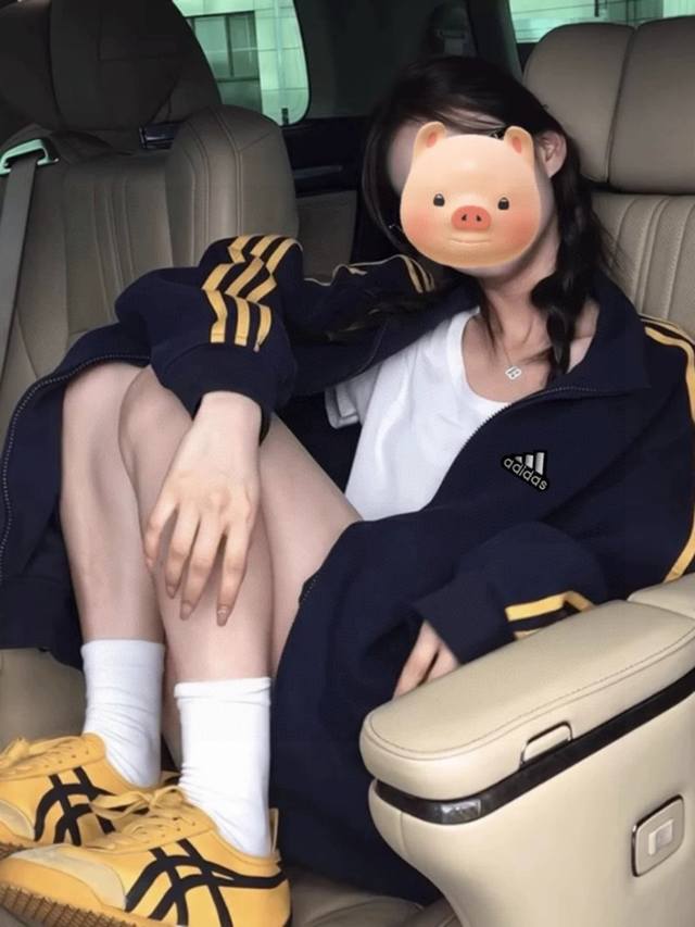 新款阿迪达斯Adidas美式藏青色黄色三条杠开衫卫衣情侣穿搭美式潮牌复古休闲立领拉链夹克秋 采用刺绣工艺Loog 搭配黄色高品质织带编织而成 采用高密度磨毛超软