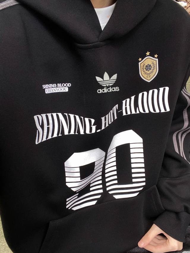 海外版阿迪达斯三叶草Adidas90号 美式三条杠拼接卫衣男女同款黑色连帽高街休闲连帽廓形落肩袖重磅设计感外套 此款采用超柔棉材质面料超有范！材质不起球不变形不