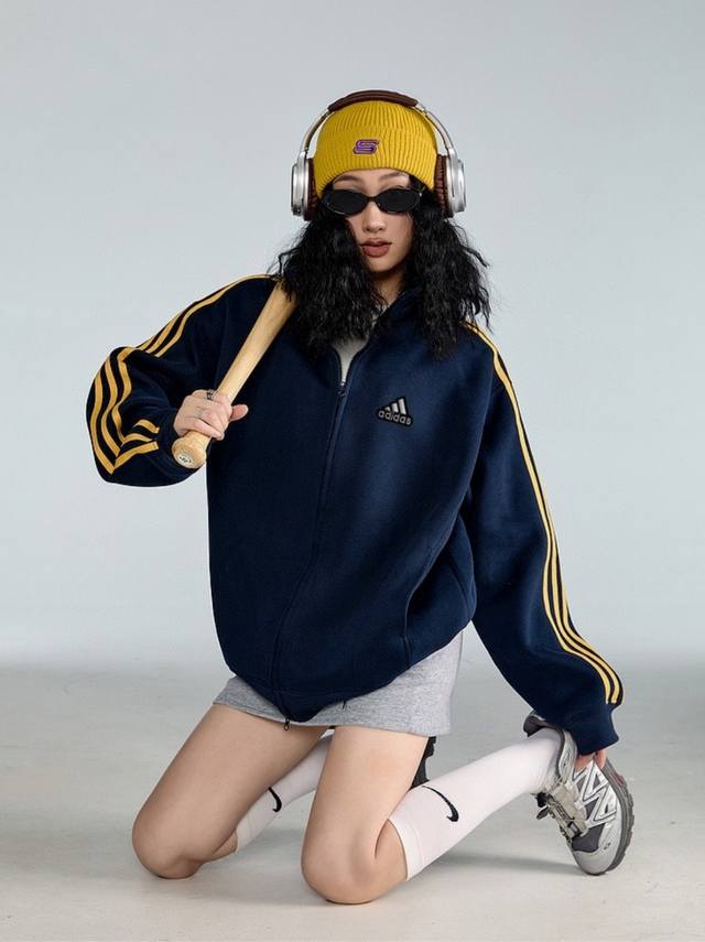 原版质量 新款阿迪达斯Adidas美式藏青色黄色三条杠开衫卫衣情侣穿搭美式潮牌复古休闲立领拉链夹克秋 采用刺绣工艺Loog 搭配黄色高品质织带编织而成 采用高密