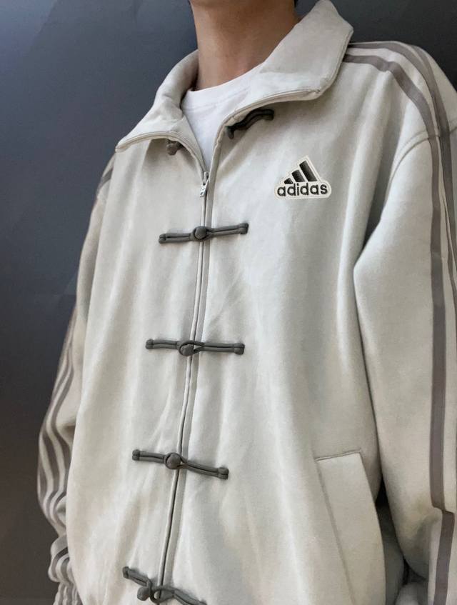 阿迪达斯Adidas杏色新中式国风盘扣外套男春秋潮牌高级感美式复古三条杠立领夹克 鹿绒面料 时尚舒适百搭宽松长袖复古美式夹克 男女同款 三叶草新中式，潮人必备单