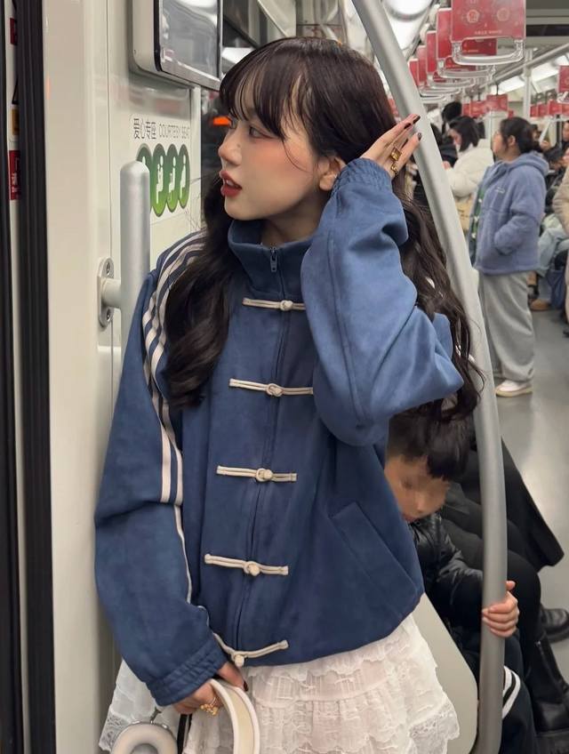 阿迪达斯Adidas蓝色新中式国风盘扣外套男春秋潮牌高级感美式复古三条杠立领夹克 鹿绒面料 时尚舒适百搭宽松长袖复古美式夹克 男女同款 三叶草新中式，潮人必备单