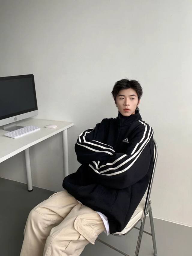 原版质量 新款阿迪达斯Adidas美式藏青色黄色三条杠开衫卫衣情侣穿搭美式潮牌复古休闲立领拉链夹克秋 采用刺绣工艺Loog 搭配黄色高品质织带编织而成 采用高密